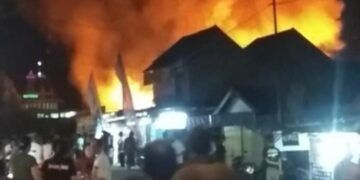 Kebakaran yang terjadi di Pasar Kepohbaru, Kecamatan Kepohbaru, Bojonegoro, Kamis malam (18/02/2021), yang mengakibatkan 350 kios dilalap si jago merah. (Foto: Istimewa/Tugu Jatim)