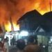 Kebakaran yang terjadi di Pasar Kepohbaru, Kecamatan Kepohbaru, Bojonegoro, Kamis malam (18/02/2021), yang mengakibatkan 350 kios dilalap si jago merah. (Foto: Istimewa/Tugu Jatim)