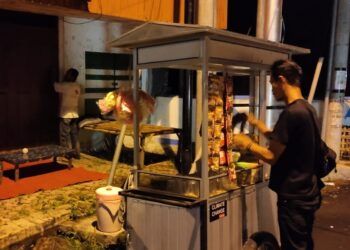 Founder CCF Baskoro membantu pedagang kecil agar bisa survive di tengah pandemi Covid-19 melalui Gerakan 1.000 Usaha Mandiri. (Foto: Dok/Tugu Jatim)