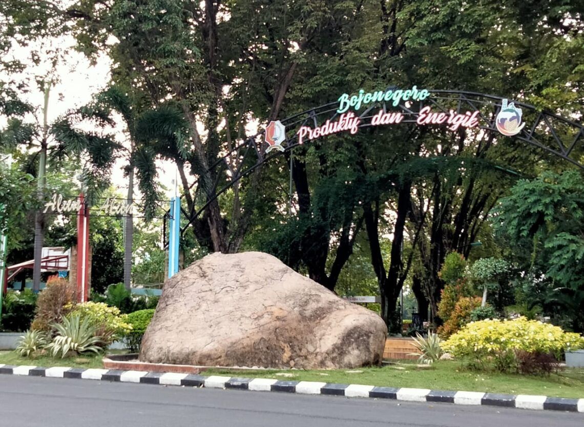 4 Fakta Menarik dari Ikon Alun-Alun Bojonegoro Bernama Watu Semar 5 Watu Semar, ikon batu raksasa di depan Alun-Alun Bojonegoro. (Foto: Mila Arinda/Tugu Jatim)
