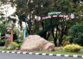 Watu Semar, ikon batu raksasa di depan Alun-Alun Bojonegoro. (Foto: Mila Arinda/Tugu Jatim)