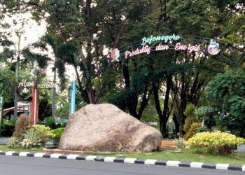 Watu Semar, ikon batu raksasa di depan Alun-Alun Bojonegoro. (Foto: Mila Arinda/Tugu Jatim)