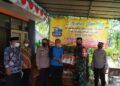 Kapolresta Malang Kota Kombes Pol Leonardus Simarmata saat memberikan bantuan masker dan kebutuhan pangan kepada Kampung Tangguh, RW 14, Kelurahan Lowokwaru, untuk meminimalisasi penyebaran Covid-19, yang diwakili Joko Widodo, Jumat (05/02/2021). (Foto: Azmy/Tugu Jatim)