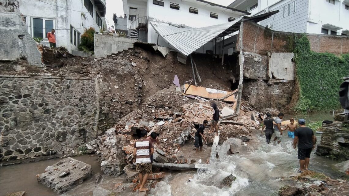 Karena plengsengan sungai longsor, dinding SDK Yayasan Ekklesia Sukun Kota Malang ambrol. (Foto: Azmy/Tugu Jatim)