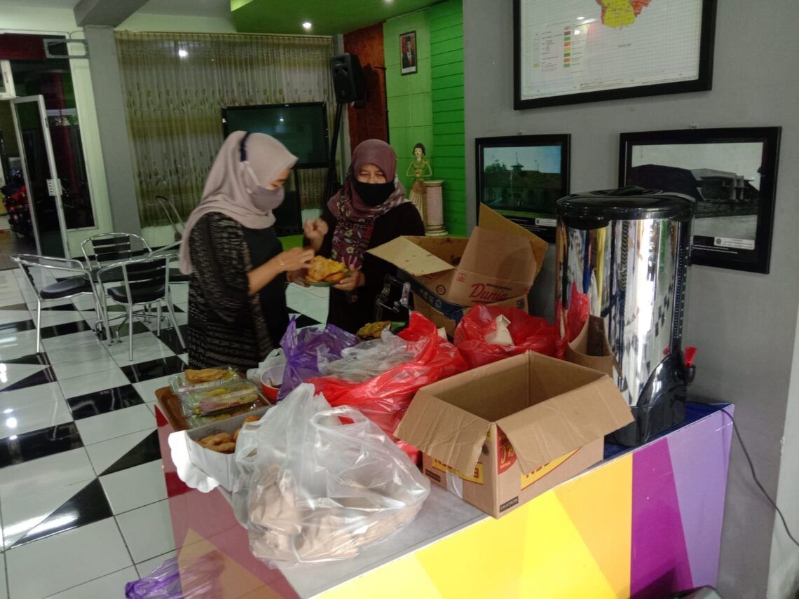 Bikin Pengunjung Semakin Nyaman, Perpustakaan Umum Kota Malang Gelar Program Sedekah Jumat 1 Perpustakaan Umum Kota Malang melaksanakan program Sedekah Jumat bagi pustakawan atau masyarakat yang berkunjung. (Foto: Feni Yusnia/Tugu Jatim)