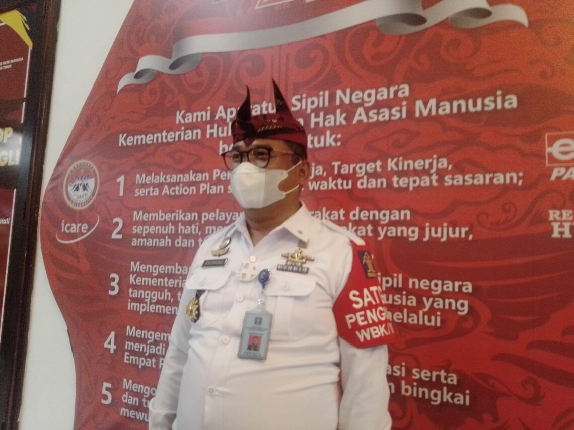 11 Satker Peroleh Predikat Bebas Korupsi, Kemenkum HAM Jatim Ingin Satuan Kerja Terus Tingkatkan Kinerjanya 1 Kepala Kantor Wilayah (Kakanwil) Kementerian Hukum dan Hak Asasi Manusia (Kemenkum HAM) Provinsi Jawa Timur Krismono diwawancarai terkait Deklarasi Janji Kinerja 2021 dan Pencanangan Integritas Menuju Wilayah Bebas dari Korupsi (WBK) dan Wilayah Birokrasi Bersih dan Melayani (WBBM) Kamis (04/02/2021). (Foto: Rangga Aji/Tugu Jatim)