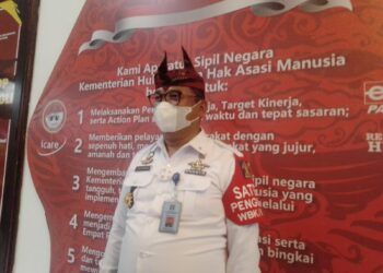 Kepala Kantor Wilayah (Kakanwil) Kementerian Hukum dan Hak Asasi Manusia (Kemenkum HAM) Provinsi Jawa Timur Krismono diwawancarai terkait Deklarasi Janji Kinerja 2021 dan Pencanangan Integritas Menuju Wilayah Bebas dari Korupsi (WBK) dan Wilayah Birokrasi Bersih dan Melayani (WBBM) Kamis (04/02/2021). (Foto: Rangga Aji/Tugu Jatim)