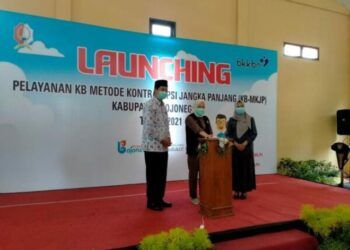 Bupati Bojonegoro Anna Muawanah me-launching pelayanan KB metode kontrasepsi jangka panjang (KB-MKJP) di Kabupaten Bojonegoro. (Foto: Pemkab Bojonegoro/Tugu Jatim)
