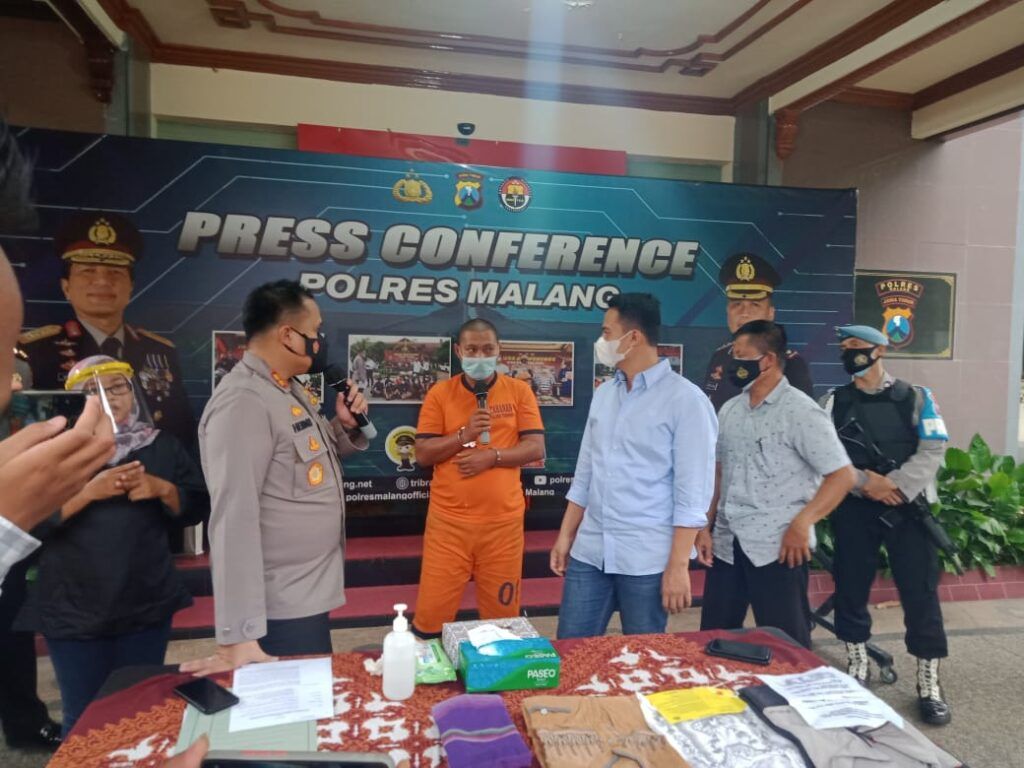 Kapolres Malang AKBP Hendri Umar saat press conference soal kasus penipuan jamaah haji di Mapolres Malang pada Jumat (19/02/2021). (Foto: Rap/Tugu Jatim)