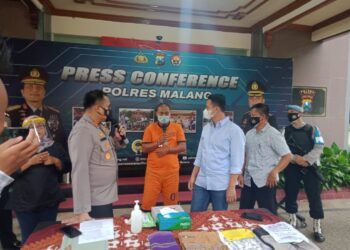 Kapolres Malang AKBP Hendri Umar saat press conference soal kasus penipuan jamaah haji di Mapolres Malang pada Jumat (19/02/2021). (Foto: Rap/Tugu Jatim)