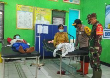Kapolres Nganjuk AKBP Harviadhi Agung Pratama saat mengunjungi korban keracunan makanan secara massal di Puskesmas Nganjuk. (Foto: Noe/Tugu Jatim)
