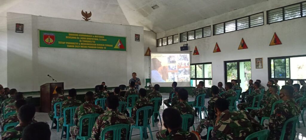 Pakar Komunikasi dan Motivator Nasional Dr Aqua Dwipayana saat mengisi sesi di Batalyon Kavaleri 2/Turangga Ceta Kodam IV/Diponegoro. (Foto: Dok/Tugu Jatim)