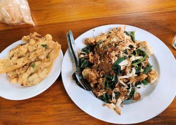 Lotek dan Gado-gado Bu Bagyo (Foto : Instagram/coolinerin.id) tugu jatm rekomendasi kuliner dii Jogja