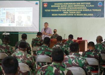 Pakar Sharing Komunikasi dan Motivasi Dr Aqua Dwipayana saat memberikan materi kepada peserta. (Foto: Dok/Tugu Jatim)