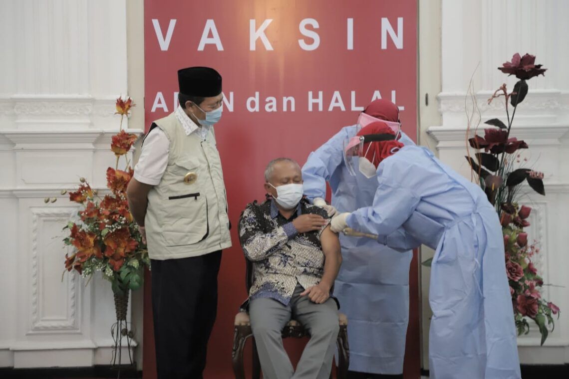 Bupati Tuban H. Fathul Huda saat vaksinasi sinovac bersama Ketua DPRD Tuban M. Miyadi. Pemkab Tuban menargetkan vaksinasi Covid-19 untuk nakes selesai pada akhir Februari 2021. (Foto:Humas Pemkab Tuban/Tugu Jatim) 