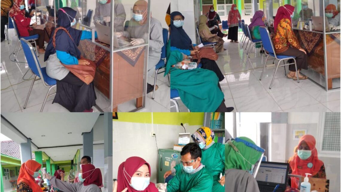 Vaksinasi Tenaga Kesehatan di Bojonegoro Capai 67,50% 1 Capaian proses memberikan vaksin Covid-19 kepada tenaga kesehatan di Puskesmas Kecamatan Kepohbaru, Kabupaten Bojonegoro. (Foto: Juru Bicara Satgas Penanganan Covid-19 Kabupaten Bojonegoro/Tugu Jatim)