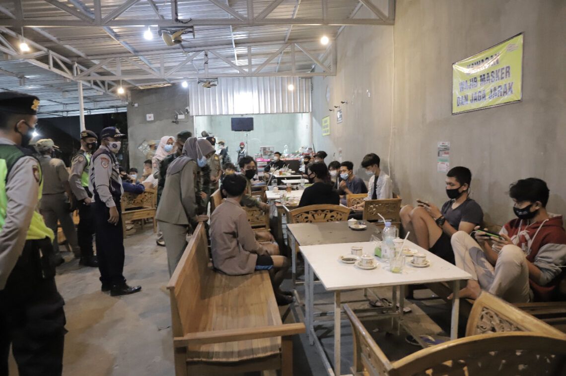 Petugas gabungan di Kabupaten Tuban melakukan operasi yustisi untuk memeriksa pemilik warung makan, kafe, dan tempat keramaian yang melanggar aturan prokes saat PPKM tahap kedua. Hal ini dilakukan untuk memutus mata rantai penyebaran virus Covid-19. (Foto: Humas Pemkab Tuban/Tugu Jatim)