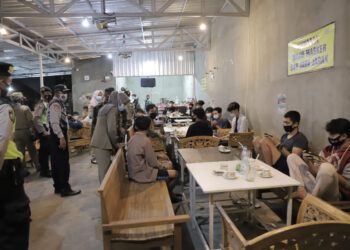 Petugas gabungan di Kabupaten Tuban melakukan operasi yustisi untuk memeriksa pemilik warung makan, kafe, dan tempat keramaian yang melanggar aturan prokes saat PPKM tahap kedua. Hal ini dilakukan untuk memutus mata rantai penyebaran virus Covid-19. (Foto: Humas Pemkab Tuban/Tugu Jatim)