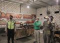 Petugas gabungan di Kabupaten Tuban melakukan operasi yustisi untuk memeriksa pemilik warung makan, kafe, dan tempat keramaian yang melanggar aturan prokes saat PPKM tahap kedua. Hal ini dilakukan untuk memutus mata rantai penyebaran virus Covid-19. (Foto: Humas Pemkab Tuban/Tugu Jatim)