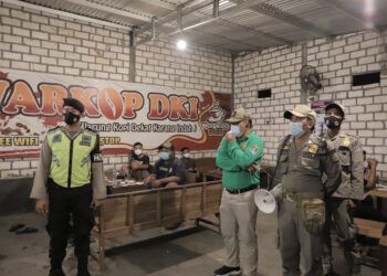 Petugas gabungan di Kabupaten Tuban melakukan operasi yustisi untuk memeriksa pemilik warung makan, kafe, dan tempat keramaian yang melanggar aturan prokes saat PPKM tahap kedua. Hal ini dilakukan untuk memutus mata rantai penyebaran virus Covid-19. (Foto: Humas Pemkab Tuban/Tugu Jatim)