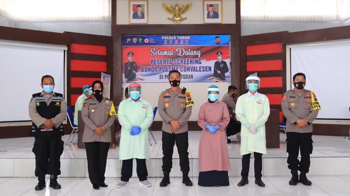 Bantu Pasien Covid-19, 28 Anggota Polres Tuban Donor Plasma Konvalesen 1 Polres Tuban membantu PMI untuk mendapatkan donor darah konvalesen di Kabupaten Tuban. (Foto: Humas Polres Tuban)