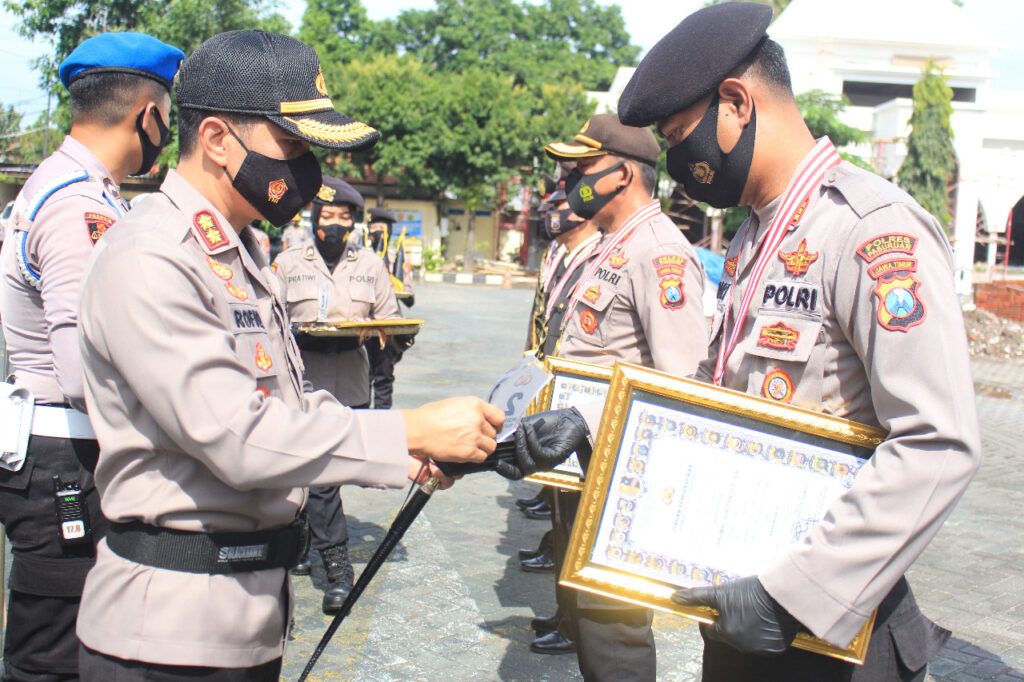 Kapolres Pasuruan AKBP Rofiq Ripto Himawan SIK SH MH memberikan reward maupun punishment sebagai bentuk apresiasi kepada polsek jajaran untuk meningkatkan kualitas kinerjanya agar menjadi lebih baik lagi. (Foto:Dok/Tugu Jatim)