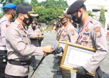 Kapolres Pasuruan AKBP Rofiq Ripto Himawan SIK SH MH memberikan reward maupun punishment sebagai bentuk apresiasi kepada polsek jajaran untuk meningkatkan kualitas kinerjanya agar menjadi lebih baik lagi. (Foto:Dok/Tugu Jatim)