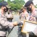 Terapkan Reward dan Punishment, Kapolres Pasuruan Tandai Polsek Termalas dengan Bendera Hitam 8 Kapolres Pasuruan AKBP Rofiq Ripto Himawan SIK SH MH memberikan reward maupun punishment sebagai bentuk apresiasi kepada polsek jajaran untuk meningkatkan kualitas kinerjanya agar menjadi lebih baik lagi. (Foto:Dok/Tugu Jatim)