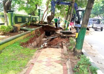 Perbaikan trotoar jalan dan saluran air dibantu alat berat di Jalan Pahlawan, Kelurahan Gedongombo, Kecamatan Semanding. (Foto: Rochim/Tugu Jatim)