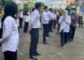 Gubernur Jawa Timur Khofifah Indar Parawansa didampingi Wakil Gubernur (Wagub) Jatim Emil Elestianto Dardak serta Sekretaris Daerah (Sekda) Pemprov Jatim memberi selamat pada CPNS 2019 usai melaksanakan apel bersama di tengah pandemi Covid-19. (Foto: Pemprov Jatim/Tugu Jatim)