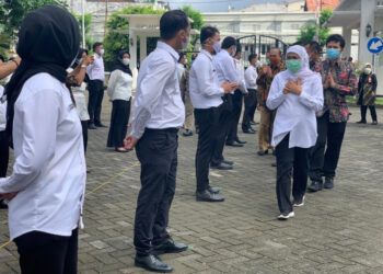 Gubernur Jawa Timur Khofifah Indar Parawansa didampingi Wakil Gubernur (Wagub) Jatim Emil Elestianto Dardak serta Sekretaris Daerah (Sekda) Pemprov Jatim memberi selamat pada CPNS 2019 usai melaksanakan apel bersama di tengah pandemi Covid-19. (Foto: Pemprov Jatim/Tugu Jatim)
