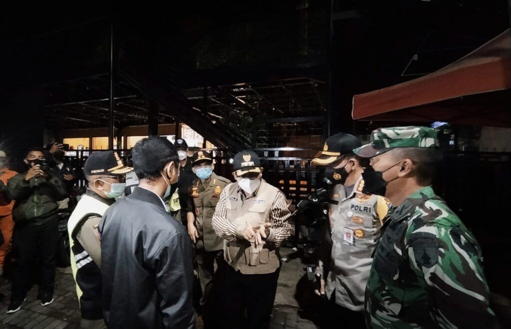 Penindakan Pemkot Malang terhadap kafe yang bandel buka di jam malam di atas pukul 20.00 WIB tanpa kaidah prokes selama masa PPKM. (Foto: Azmy/Tugu Jatim)