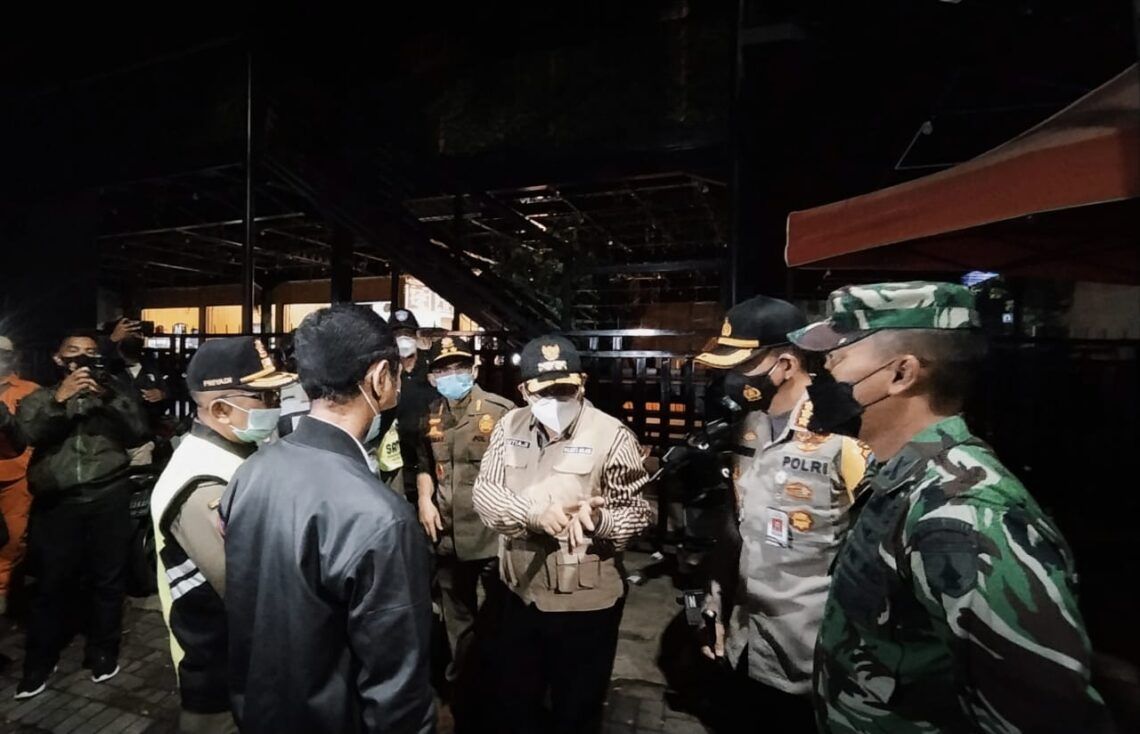 PPKM Tak Efektif, Epidemiolog UB Malang: Virus Tak Hanya Ada di Malam Hari 1 Penindakan Pemkot Malang terhadap kafe yang bandel buka di jam malam di atas pukul 20.00 WIB tanpa kaidah prokes selama masa PPKM. (Foto: Azmy/Tugu Jatim)