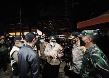 Penindakan Pemkot Malang terhadap kafe yang bandel buka di jam malam di atas pukul 20.00 WIB tanpa kaidah prokes selama masa PPKM. (Foto: Azmy/Tugu Jatim)
