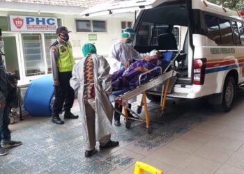 Samsul, pelaku carok saat keluar dari rumah sakit dan langsung digelandang Petuga Polres Malang. (Foto: Rap/Tugu Jatim)