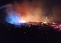 Pemadaman api yang dilakukan petugas damkar di Bojonegoro karena jerami yang terbakar. (Foto: Dinas Pemadam Kebakaran Bojonegoro/Tugu Jatim)