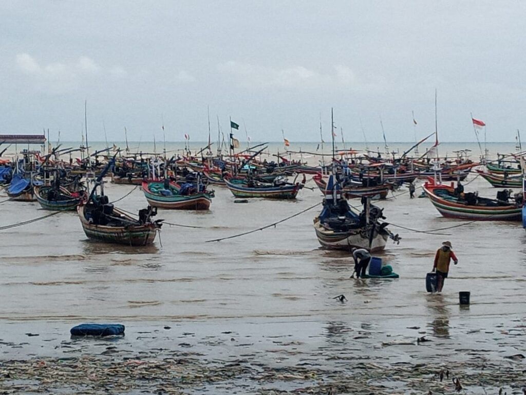 Nelayan di Tuban menyandarkan perahunya di tempat lain agar tidak karam lagi karena cuaca buruk. (Foto: Rochim/Tugu Jatim)