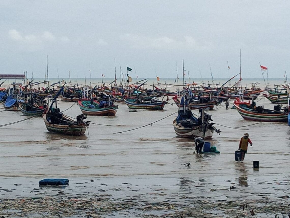Nelayan di Tuban menyandarkan perahunya di tempat lain agar tidak karam lagi karena cuaca buruk. (Foto: Rochim/Tugu Jatim)