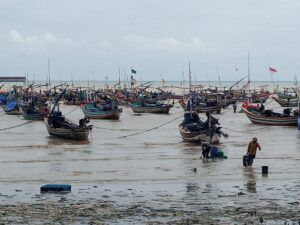Hindari Gelombang Tinggi, Perahu Nelayan dari 3 Desa di Tuban “Diungsikan”