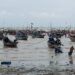 Hindari Gelombang Tinggi, Perahu Nelayan dari 3 Desa di Tuban "Diungsikan" 8 Nelayan di Tuban menyandarkan perahunya di tempat lain agar tidak karam lagi karena cuaca buruk. (Foto: Rochim/Tugu Jatim)