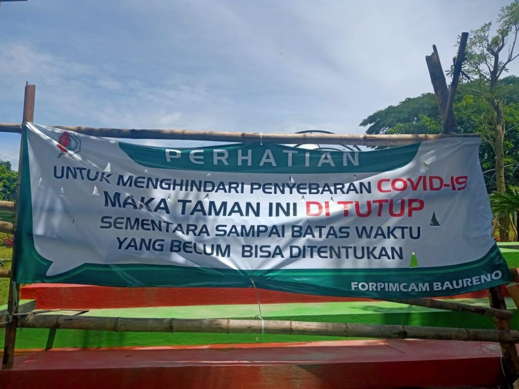 Tampak di depan Taman Gajah Bolong Bojonegoro dipasangi spanduk yang menandakan sementara tidak beroperasional. (Foto:Mila Arinda/Tugu Jatim)