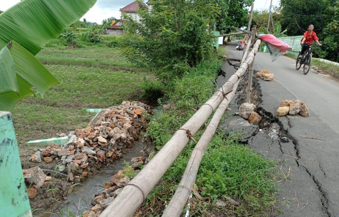 Belum Ada Penanganan, Warga Tuban Pasrah atas Bencana Tanah Longsor 1 Warga tetap berhati-hati saat melintasi jalan yang longsor ini. (Foto: Rochim/Tugu Jatim)