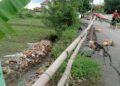 Warga tetap berhati-hati saat melintasi jalan yang longsor ini. (Foto: Rochim/Tugu Jatim)