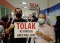Paguyuban P4 menyampaikan aspirasi penolakan rencana pengoperasian atau pembangunan Rumah Sakit (RS) Siloam yang dipakai untuk RS rujukan pasien Covid-19 di sekitar Cito Mall Surabaya, Rabu (03/01/2021). (Foto: Rangga Aji/Tugu Jatim)