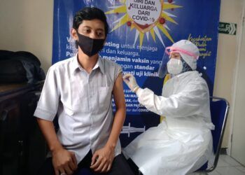 Puskesmas Kepanjen melaksanakan vaksinasi kepada nakes di Kabupaten Malang. (Foto:Rap/Tugu Jatim)
