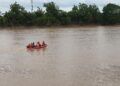 Petugas gabungan menyisir Sungai Bengawan Solo untuk mencari petani yang terkena longsor di Tuban. (Foto: Humas BPBD Tuban/Tugu Jatim)