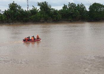 Petugas gabungan menyisir Sungai Bengawan Solo untuk mencari petani yang terkena longsor di Tuban. (Foto: Humas BPBD Tuban/Tugu Jatim)