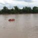 Petugas gabungan menyisir Sungai Bengawan Solo untuk mencari petani yang terkena longsor di Tuban. (Foto: Humas BPBD Tuban/Tugu Jatim)