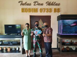 Dandim 0733/Semarang Kolonel Inf Yudhi Diliyanto dan istrinya Sandra Yudhi bersama Dr Aqua Dwipayana. (Foto: Dok/Tugu Jatim)