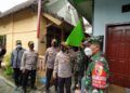 Kapolresta Malang Kota Kombes Pol Leonardus Simarmata menunjukkan bendera zonasi hijau di RW 1, Kelurahan Sukoharjo, Klojen, Kota Malang, Sabtu (13/02/2021). (Foto: Azmy/Tugu Jatim)
